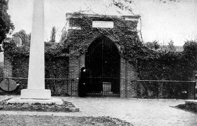 Black and white photo of George Washington's tomb